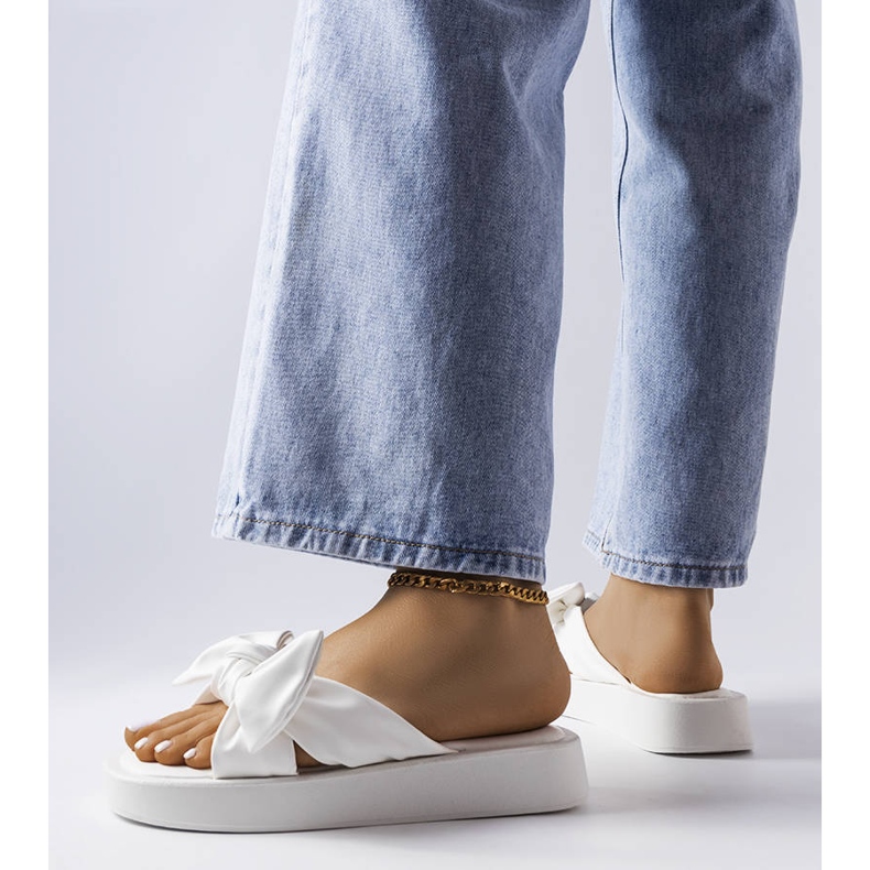 Bílé sandály na platformě s mašlí od Edvarda bílý 1 Bílé sandály na platformě s mašlí od Edvarda bílý 1