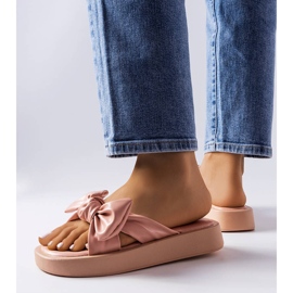 Růžové sandály na platformě s mašlí od Edvarda růžový 2 Růžové sandály na platformě s mašlí od Edvarda růžový 2