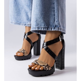 Hnědé sandály s hadím potiskem od Trépanier hnědý 1