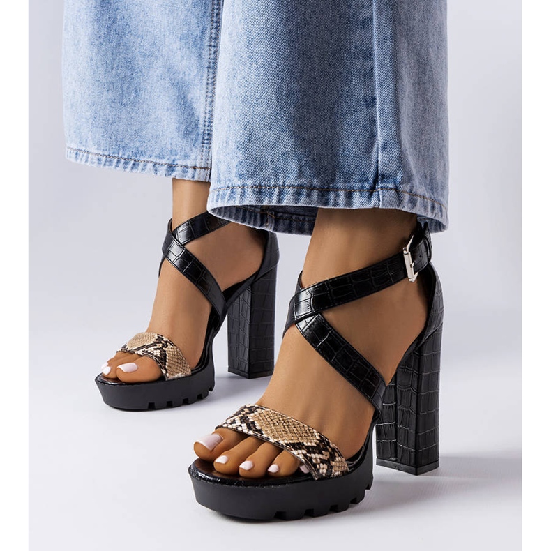 Hnědé sandály s hadím potiskem od Trépanier hnědý 1