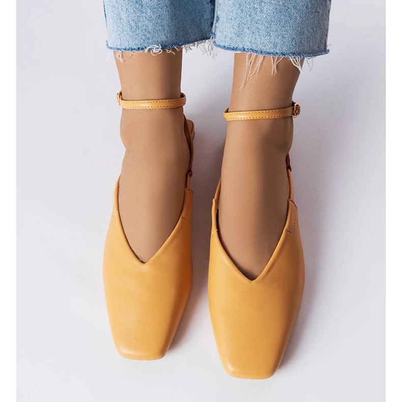 Béžové sandály s uzavřenou špičkou béžový 1