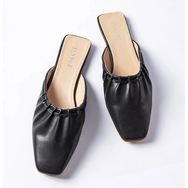 Černé nařasené sandály na špičce od Aasiaat černá 1