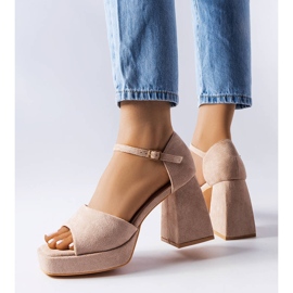 Béžové sandály na módním podpatku značky Vinceza béžový 1 Béžové sandály na módním podpatku značky Vinceza béžový 1