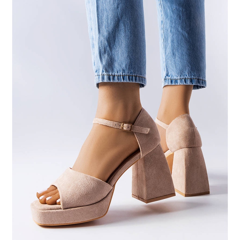 Béžové sandály na módním podpatku značky Vinceza béžový 1