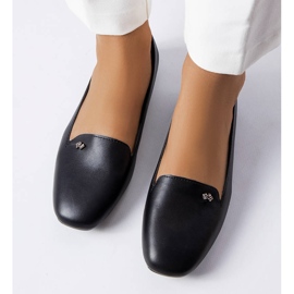 Černé boty s hranatou špičkou od Noël černá 2