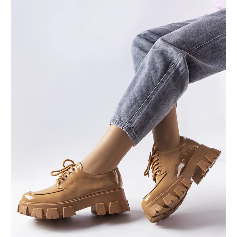 Hnědé lakované boty od Beccadelli hnědý 1