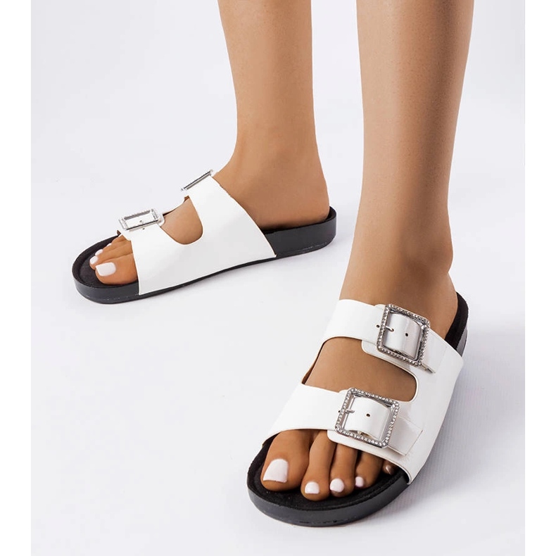 Bílé lakované pantofle s přezkami Norcross bílý 1