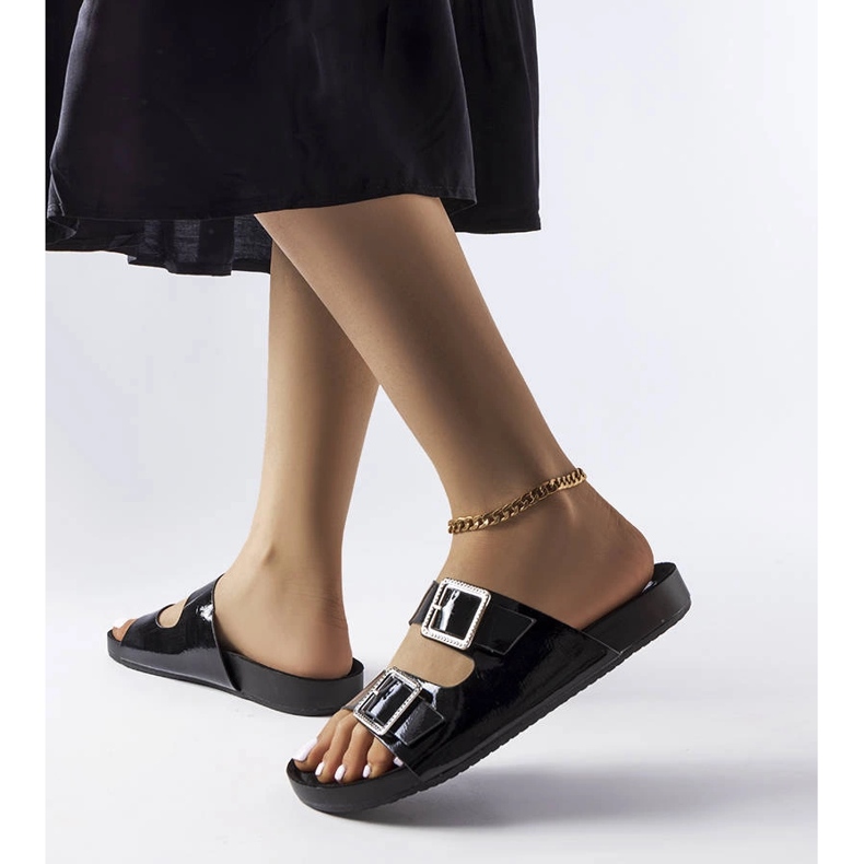 Černě lakované skluzavky s přezkami Norcross černá 1