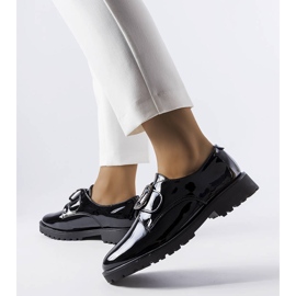 Černé lakované boty s přezkou Jarisile černá 2