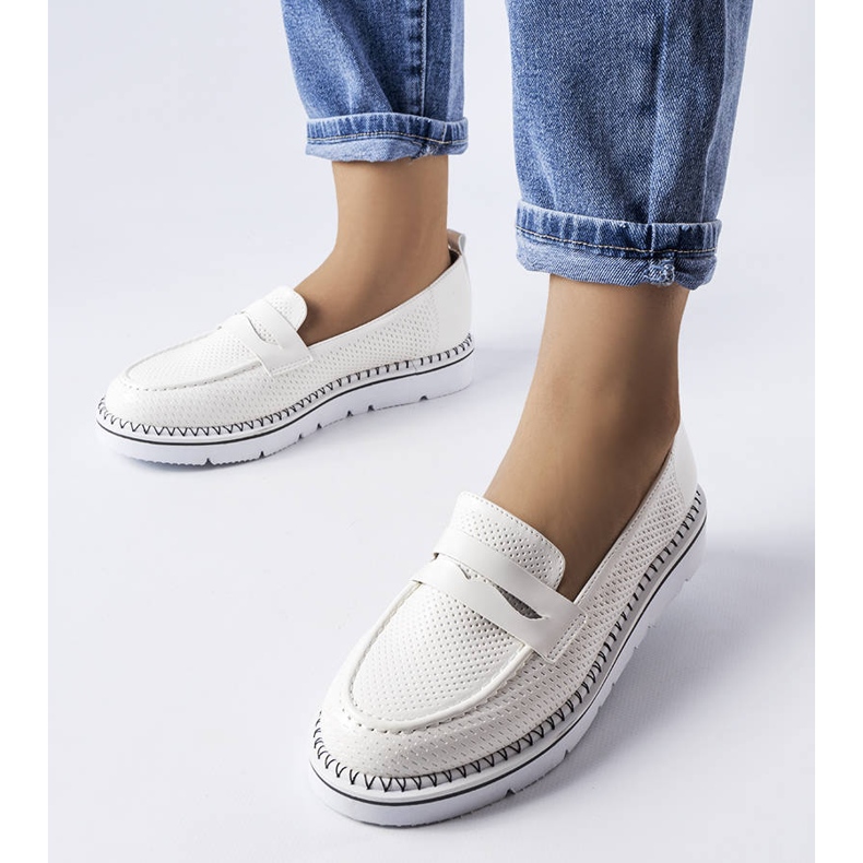 Bílé perforované boty od Bloomsburg bílý 1