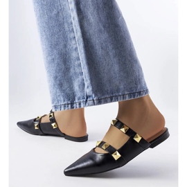 Černé sandály se špičatou špičkou od Ruckman černá 1