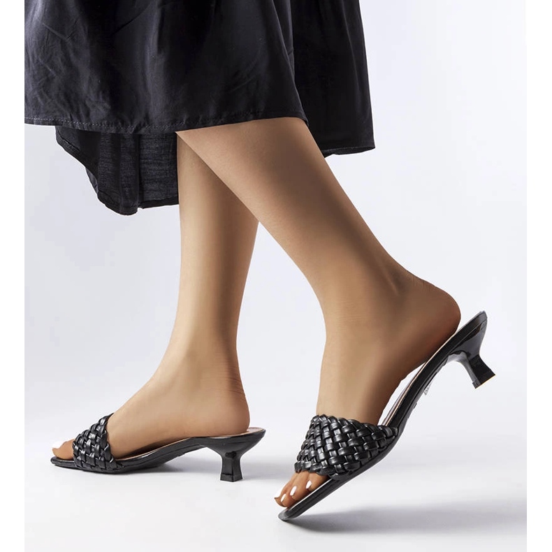 Černé sandály na nízkém podpatku značky Burbank černá 1