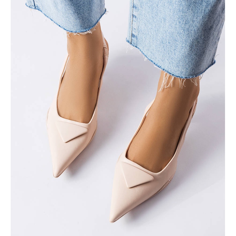 Béžové sandály na nízkém podpatku značky Gougeon béžový 1