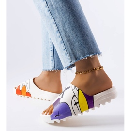 Bílé pantofle s běhounem a potisky bílý 2