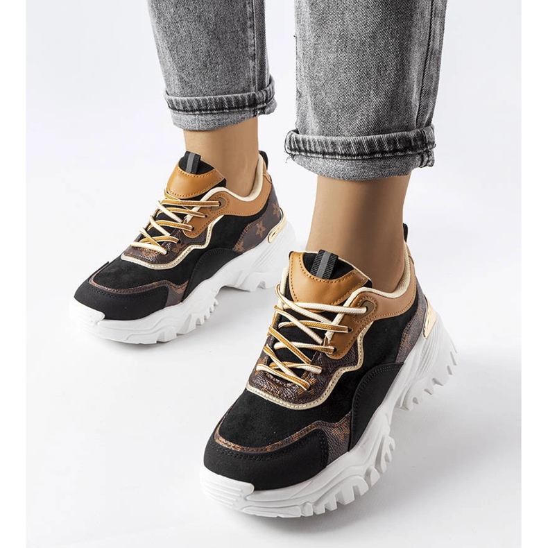 Černé tenisky na nepravidelné podrážce od Alta černá 1 Černé tenisky na nepravidelné podrážce od Alta černá 1