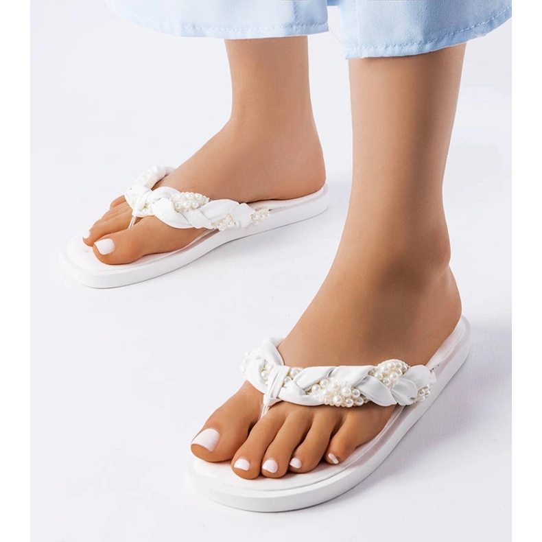 Bílé žabky zdobené jehličnatými perličkami bílý 1