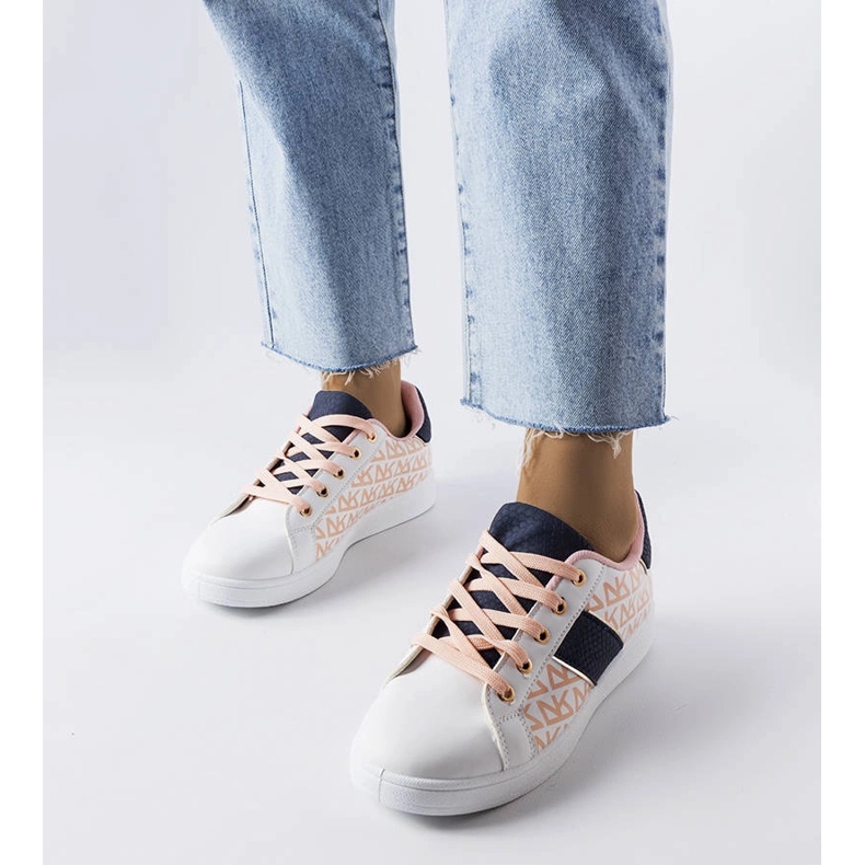 Inna Bílé tenisky s barevnými vsadkami od Kessla bílý 1 Inna Bílé tenisky s barevnými vsadkami od Kessla bílý 1