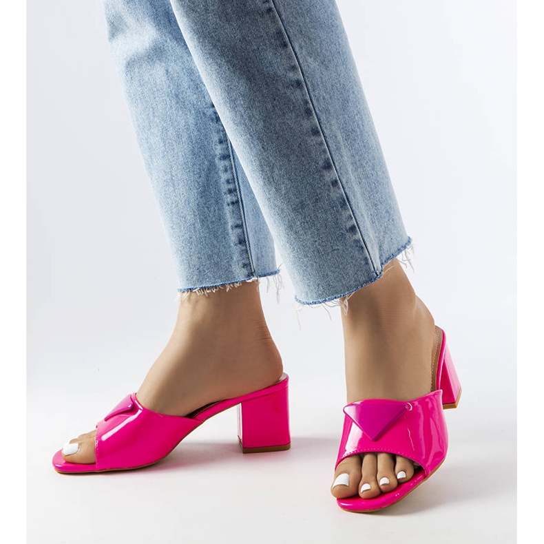 Růžově lakované jezdce sloupků Branch růžový 1