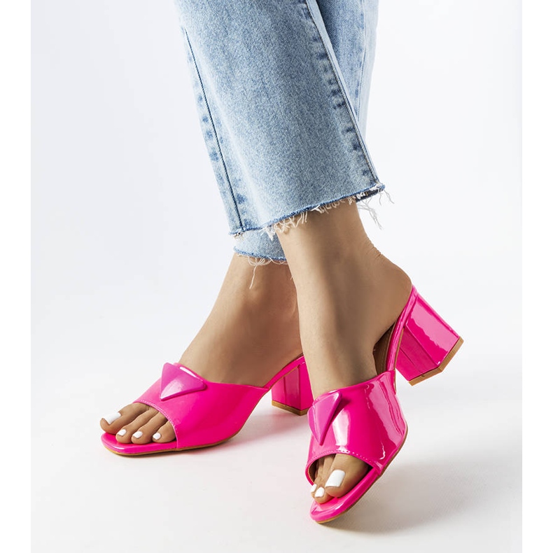 Růžově lakované jezdce sloupků Branch růžový 2