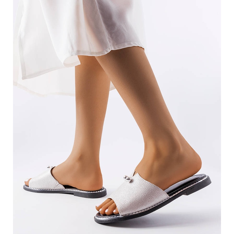 Evento Stříbrné metalické sandály s perlami od Frederi stříbrný 2