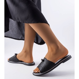 Černé metalické sandály s perlami od Frederi černá 2