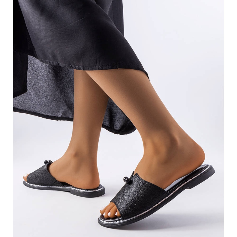 Černé metalické sandály s perlami od Frederi černá 2