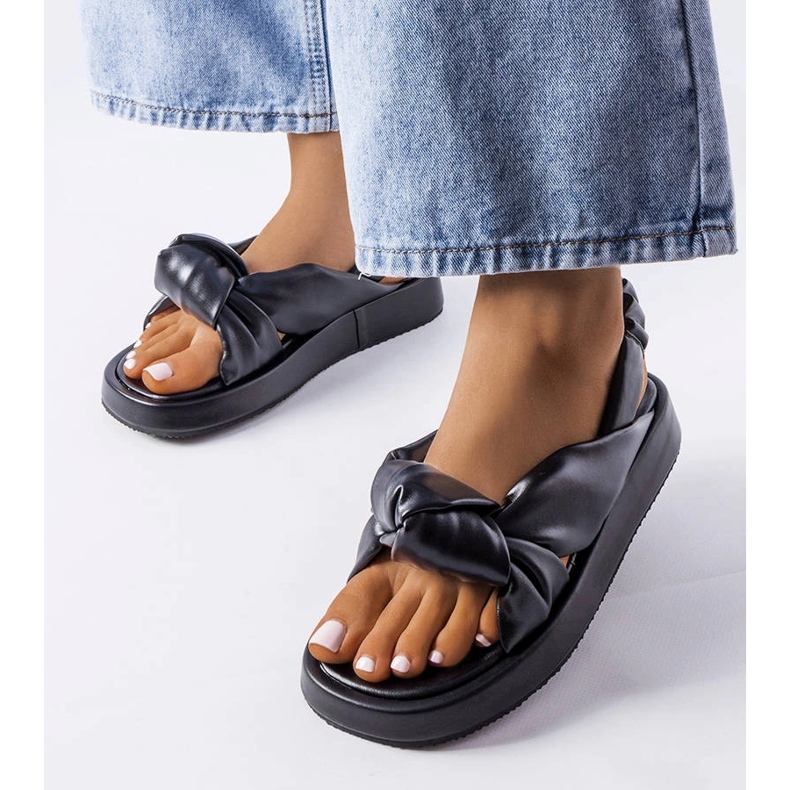 Černé sandály na klínku od Clarice černá 1