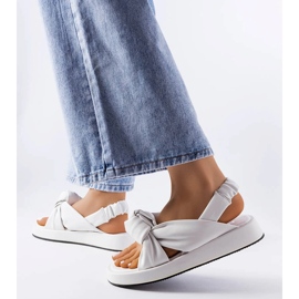 Bílé sandály na klínku od Clarice bílý 1