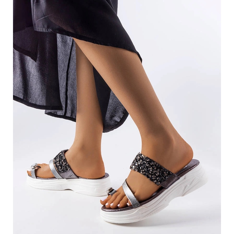 Šedé žabky s bižuterním zdobením od Cotilde stříbrný 1