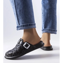 Černé prolamované gumové slidery od Peverell černá 1