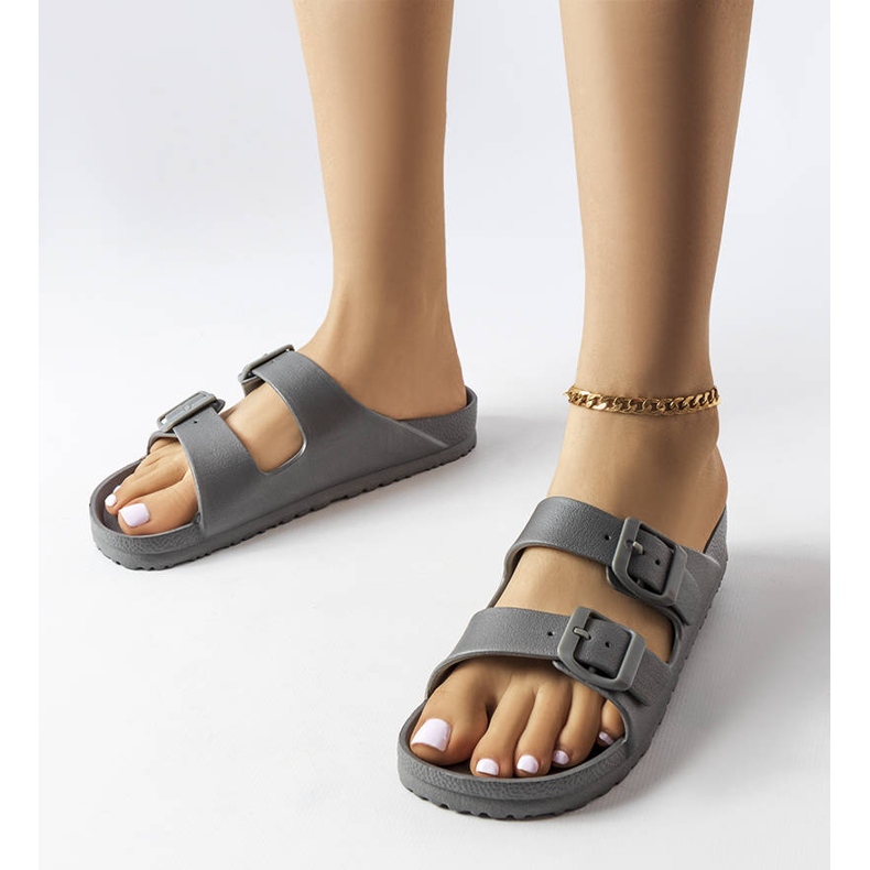 Šedé gumové jezdce s přezkami od Eugene šedá 1 Šedé gumové jezdce s přezkami od Eugene šedá 1