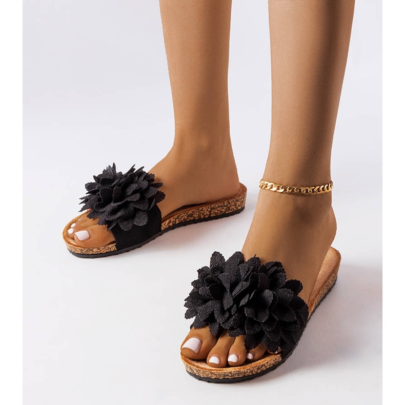 Černé pantofle zdobené květinami černá 1