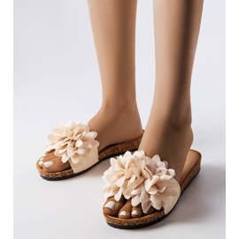 Béžové pantofle zdobené květinami Farland béžový 1 Béžové pantofle zdobené květinami Farland béžový 1