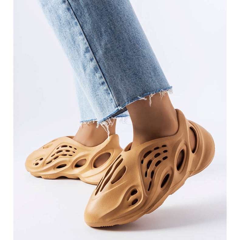 Hnědé pěnové pantofle Julienne hnědý 1