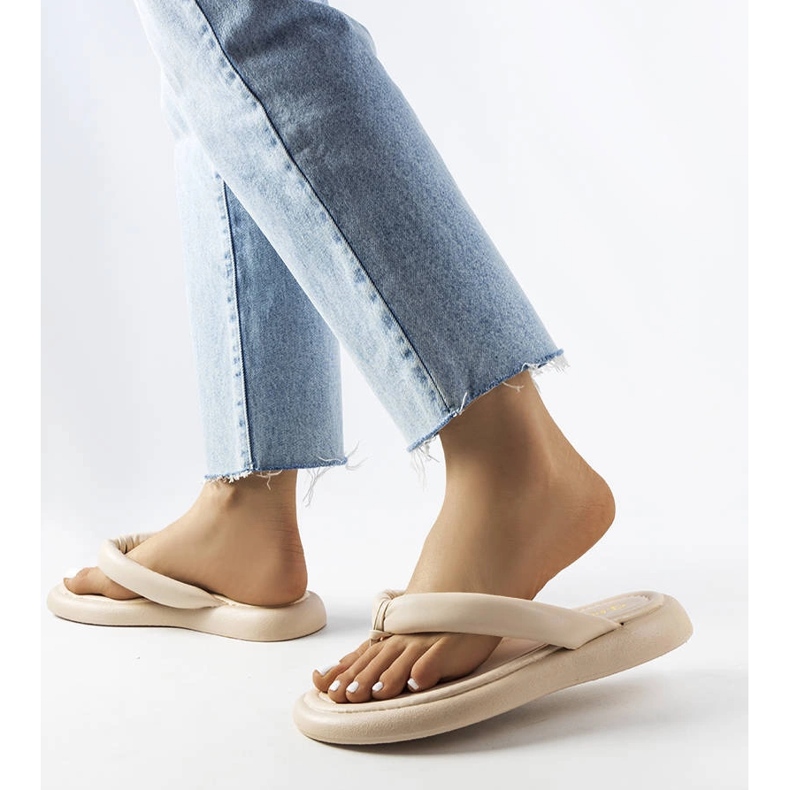 Béžové robustní sandály značky Smithfield béžový 2