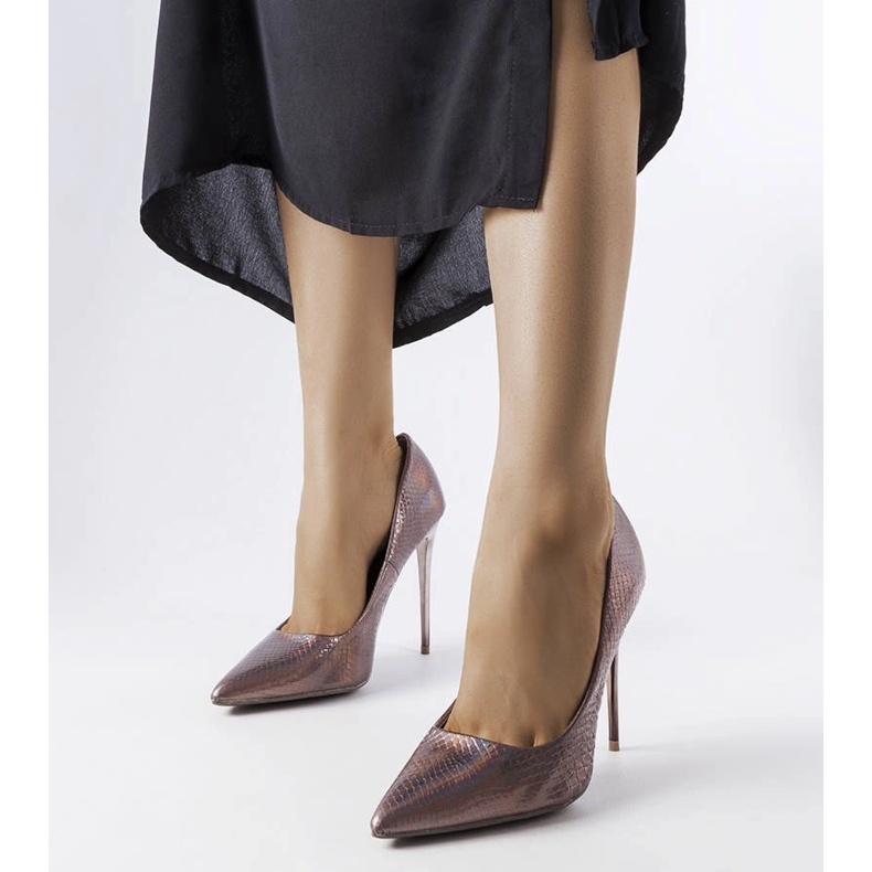 Šedé kovové špendlíky od Label šedá 1 Šedé kovové špendlíky od Label šedá 1