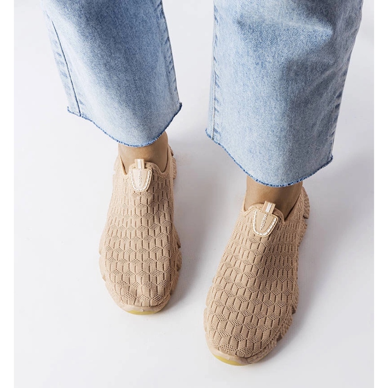 Béžové sportovní slip-on tenisky od Obenor béžový 1 Béžové sportovní slip-on tenisky od Obenor béžový 1