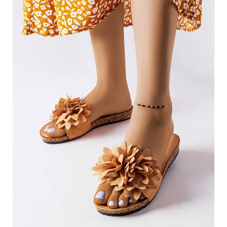 Hnědé pantofle zdobené květinami Farland hnědý 1 Hnědé pantofle zdobené květinami Farland hnědý 1