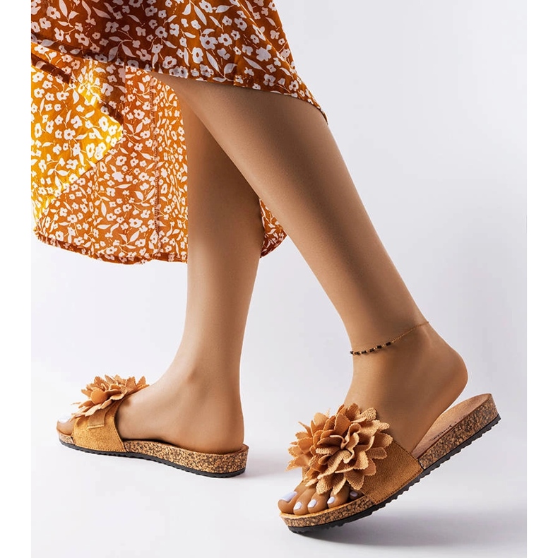 Hnědé pantofle zdobené květinami Farland hnědý 2 Hnědé pantofle zdobené květinami Farland hnědý 2