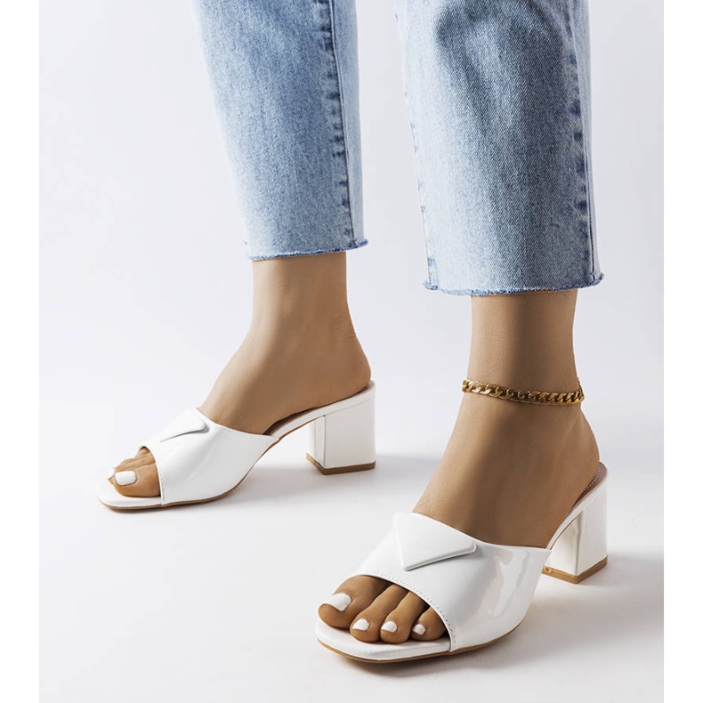 Bílé lakované chlopně na sloupku Branch bílý 1