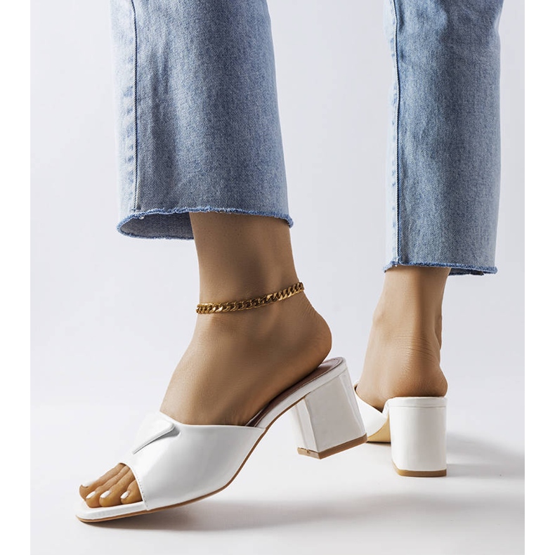 Bílé lakované chlopně na sloupku Branch bílý 2