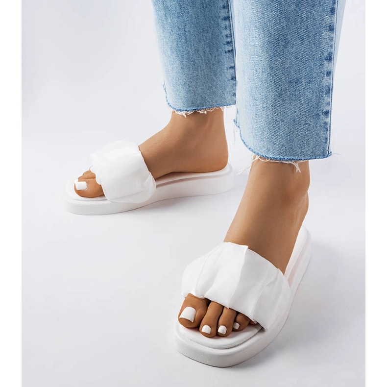 Bílé slidery zdobené volány Boulevard bílý 1