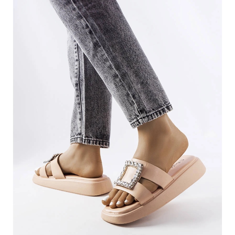 Béžové slidery s kamínky od Fusberta béžový 1