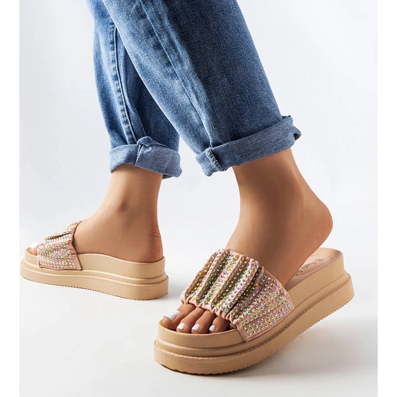 Růžové sandály na platformě s kubickými zirkony od Franet růžový 1 Růžové sandály na platformě s kubickými zirkony od Franet růžový 1