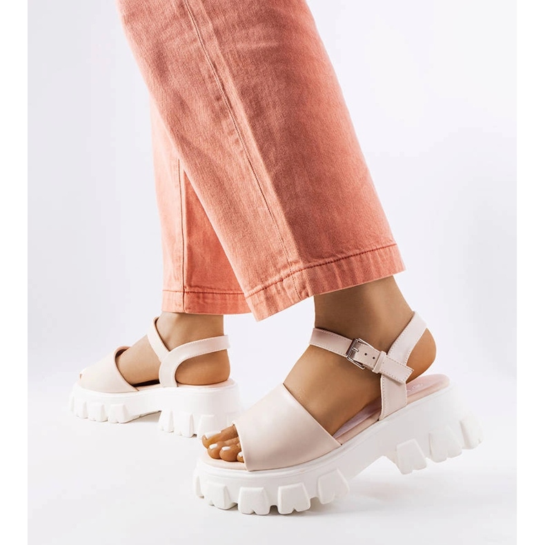 Béžové sandály na masivní podrážce Vinceza béžový 1