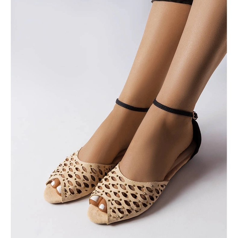 Béžové prolamované sandály s kamínky od Avice béžový 1