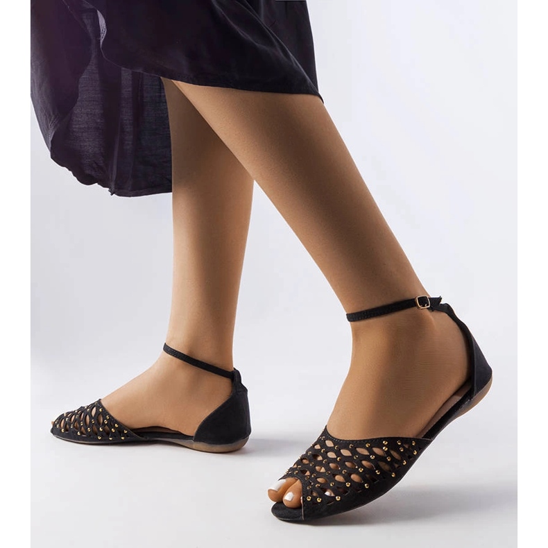 Černé prolamované sandály s kamínky od Avice černá 1