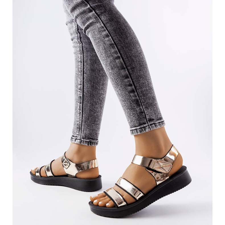 Zlaté lakované sandály Brices zlatý 1