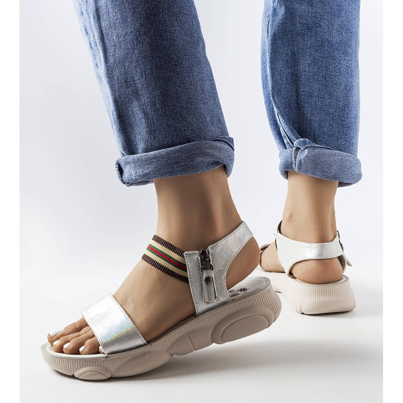 Stříbrné metalické sportovní sandály od Parsipu stříbrný 1