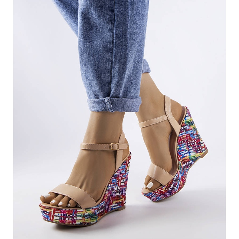 Béžové zdobené sandály na klínku od Fairmont béžový 1